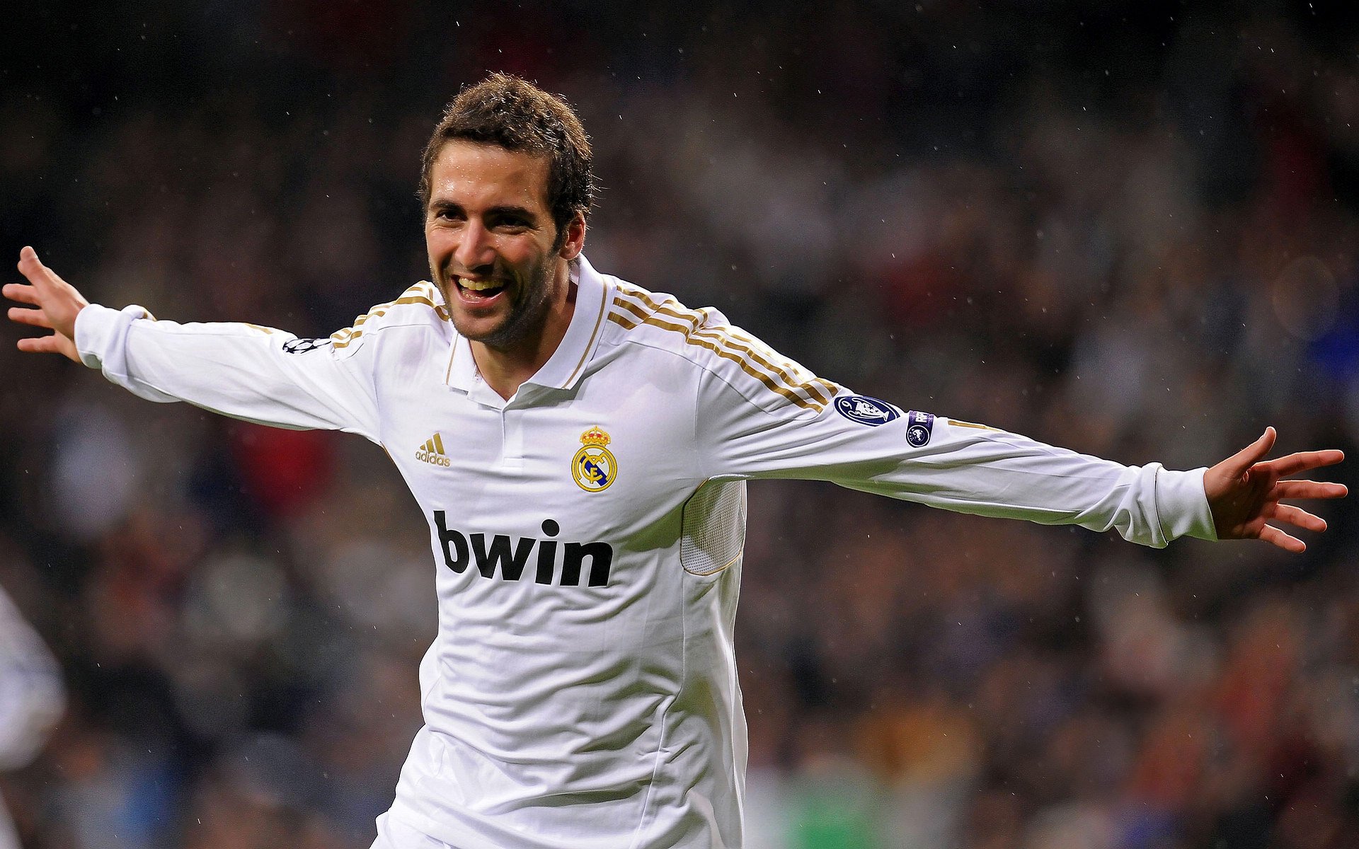 欧洲冠军联赛:皇马逆转淘汰强敌,冠军争夺越发激烈!,皇马欧洲冠军杯次数