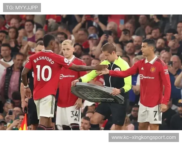 C罗回归曼联，滕哈赫破解更衣室密码的挑战